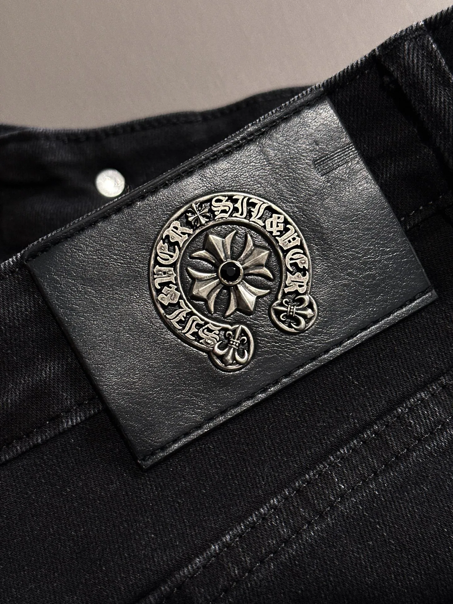 🅿️400 Croxin’s 2025 new four-season hot brick pocket slim-fit jeans trousers are woven from imported Japanese Denim plain cotton denim fabric. They are complete with three standards, simple yet elegant, soft, delicate and comfortable, and the upper body is versatile and fashionable! Light luxury, a must-have item for daily commuting! Code number: 28-40 (please state your height and weight when placing an order)